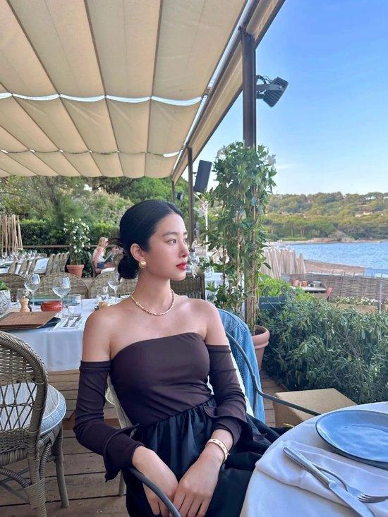 杨采钰：“南法旅行日记”夏日穿搭新思路