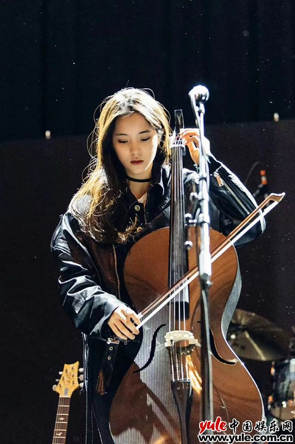 欧阳娜娜演出意外视频_