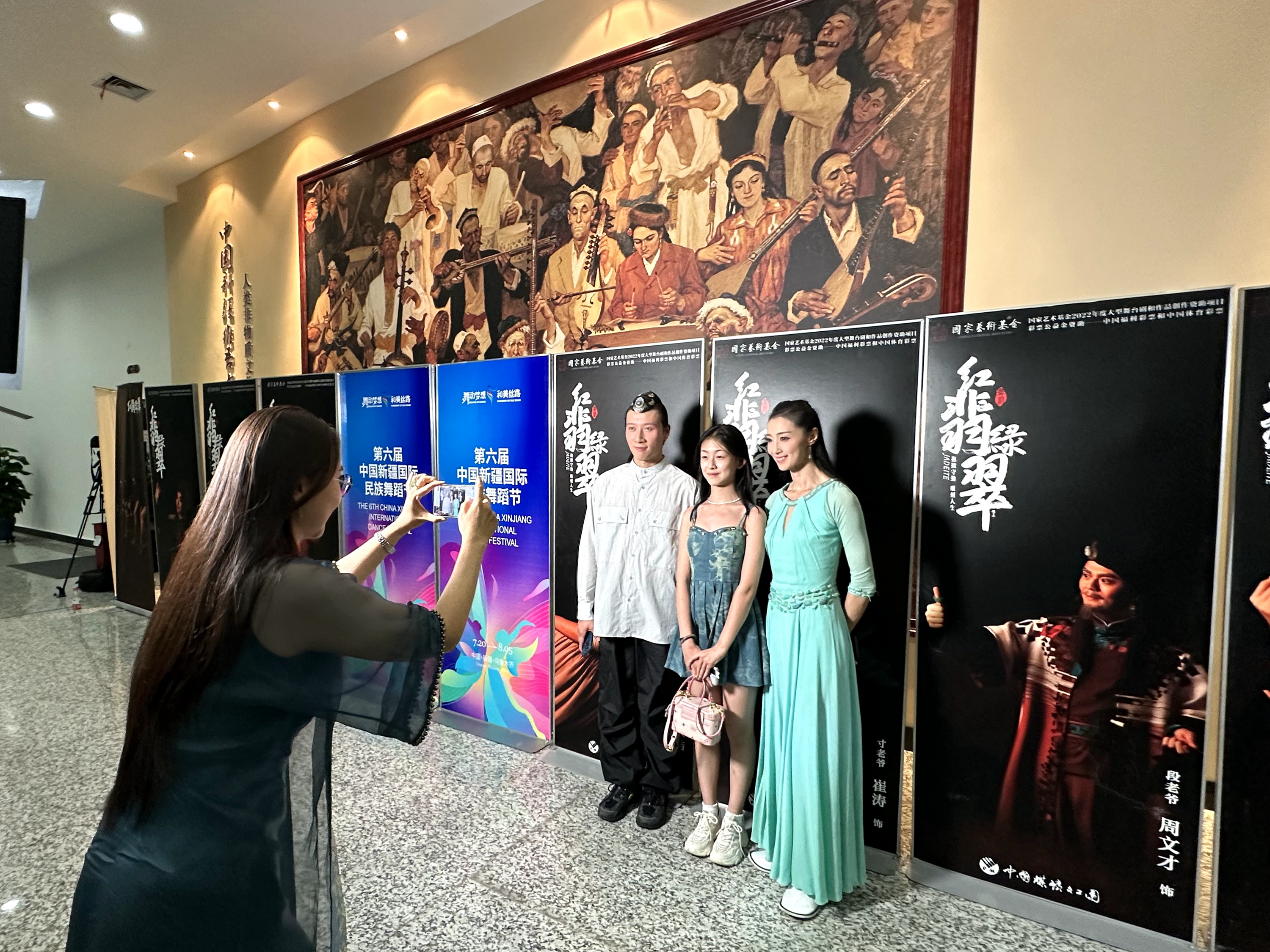 中国新疆国际胡杨节__舂节联欢晚会舞蹈茶杳中国
