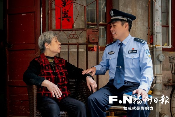 厦门女子酒后__厦门一男子酒后袭警