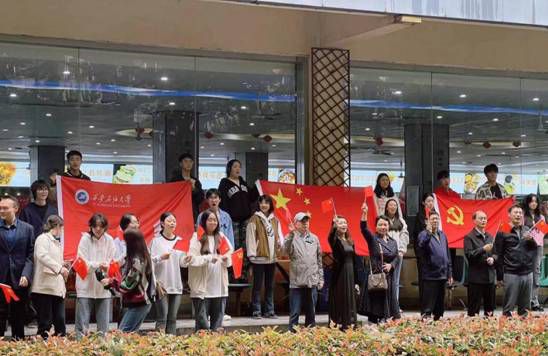 陕西师生欢庆中华人民共和国成立74周年__陕西师生欢庆中华人民共和国成立74周年