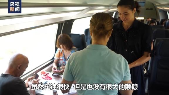 丝路画卷·我的“一带一路”职业体验丨塞尔维亚博士“变身”匈塞铁路乘务员__丝路画卷·我的“一带一路”职业体验丨塞尔维亚博士“变身”匈塞铁路乘务员