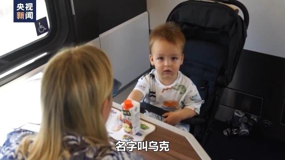 丝路画卷·我的“一带一路”职业体验丨塞尔维亚博士“变身”匈塞铁路乘务员__丝路画卷·我的“一带一路”职业体验丨塞尔维亚博士“变身”匈塞铁路乘务员