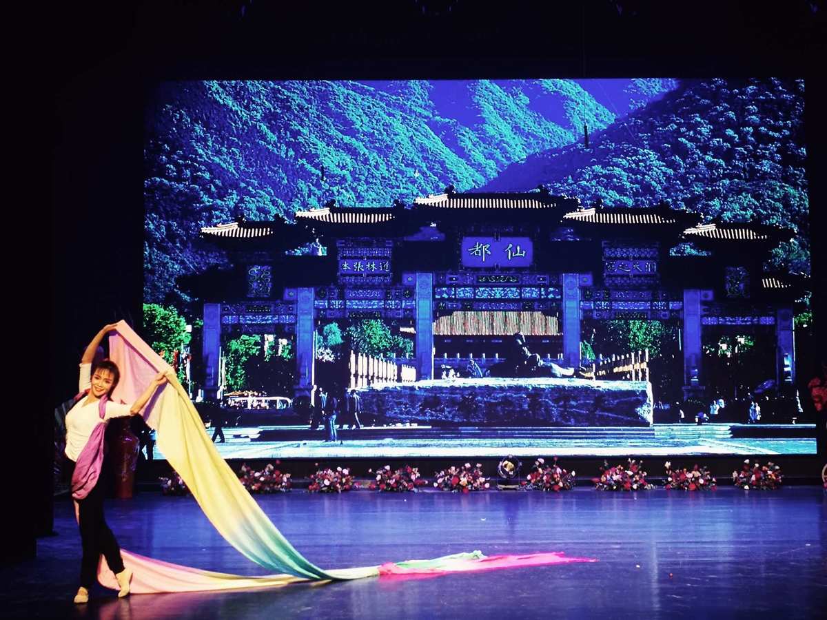 跟着歌曲去旅行_旅行跟着演出去的句子_