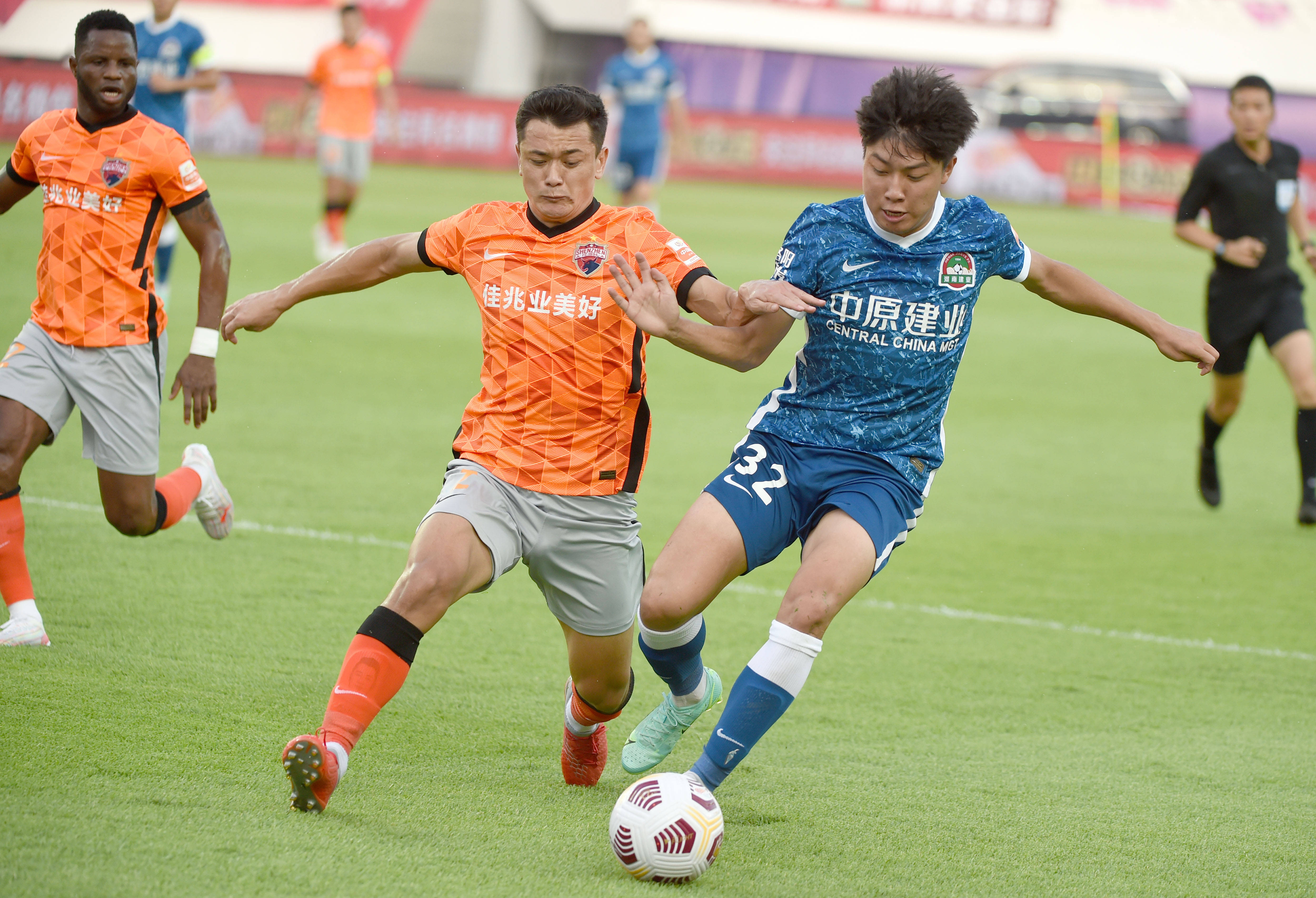 <strong>台下鸦雀无声：限薪是投资人的迫切需求</strong>