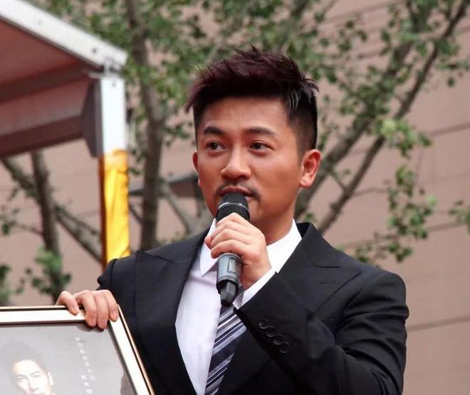 百年歌声广场舞金曲一路惊喜__苏有朋悔入小虎队称青春