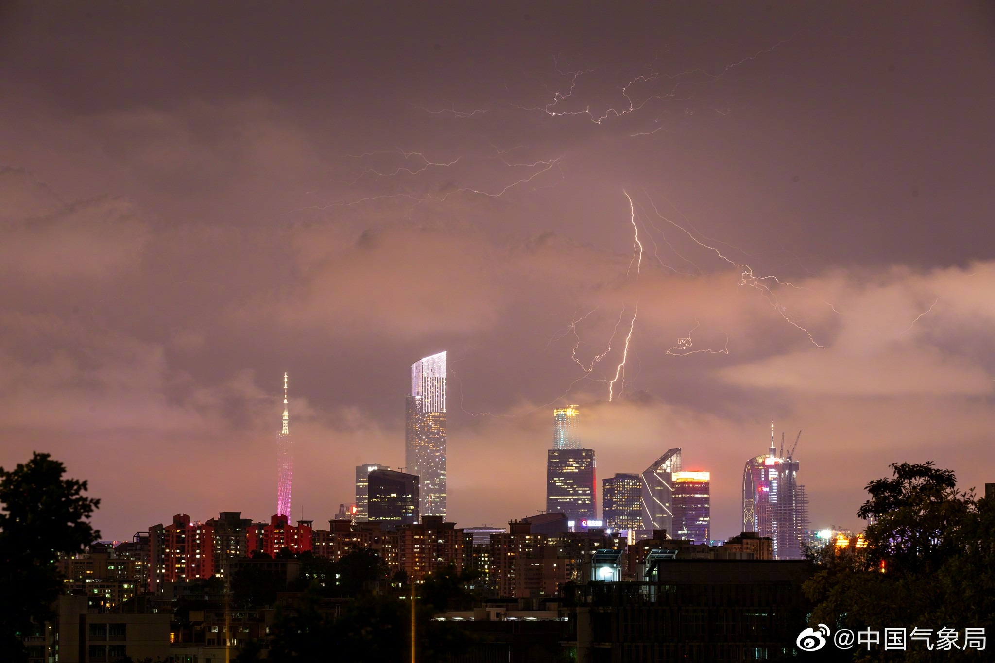 _东北地震了_海地大地震多米尼加